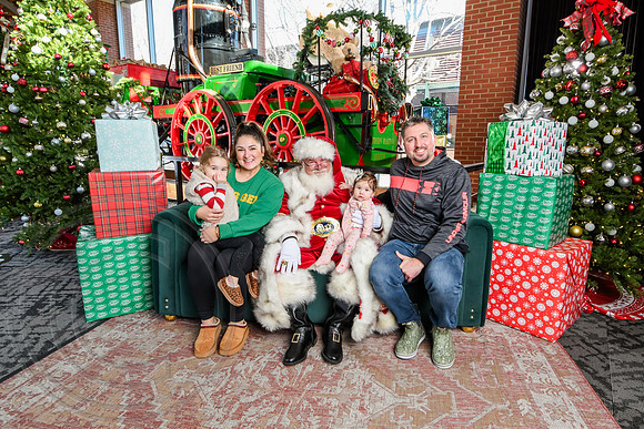 RKPhoto-2025-TheCharlestonSanta-Dec21-4908