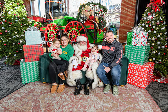 RKPhoto-2025-TheCharlestonSanta-Dec21-4909