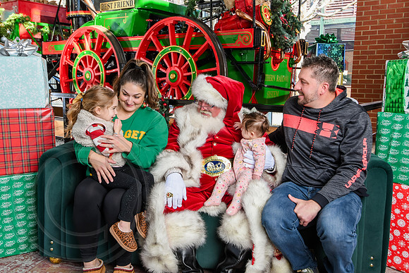RKPhoto-2025-TheCharlestonSanta-Dec21-4910