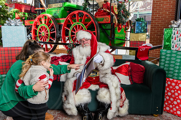 RKPhoto-2025-TheCharlestonSanta-Dec21-4914