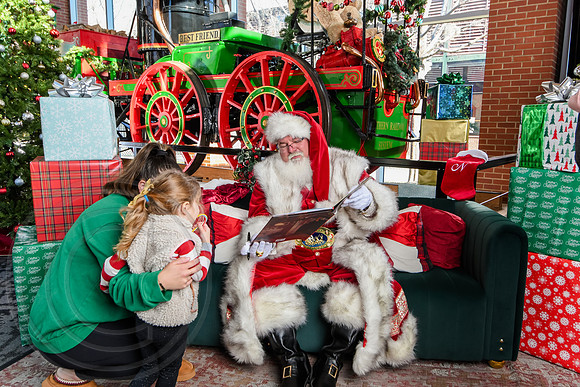 RKPhoto-2025-TheCharlestonSanta-Dec21-4915