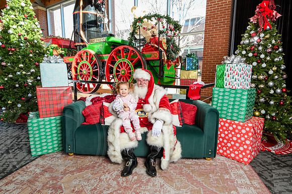 RKPhoto-2025-TheCharlestonSanta-Dec21-4916