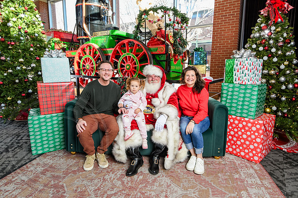 RKPhoto-2025-TheCharlestonSanta-Dec21-4918