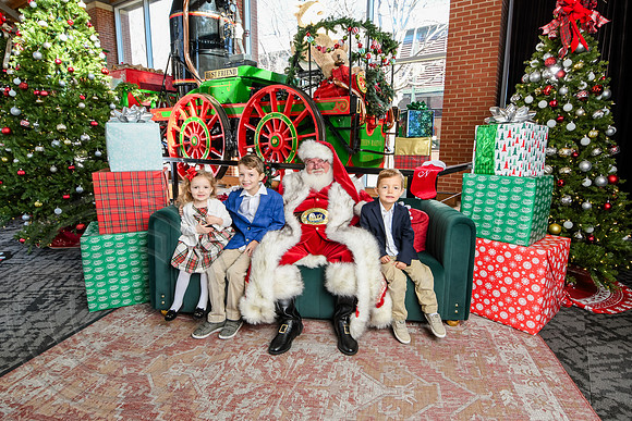 RKPhoto-2025-TheCharlestonSanta-Dec21-4927