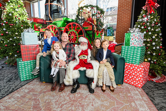RKPhoto-2025-TheCharlestonSanta-Dec21-4929