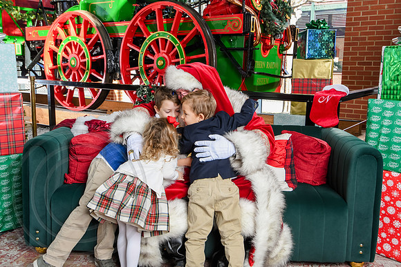 RKPhoto-2025-TheCharlestonSanta-Dec21-4936