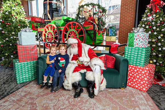 RKPhoto-2025-TheCharlestonSanta-Dec21-4938