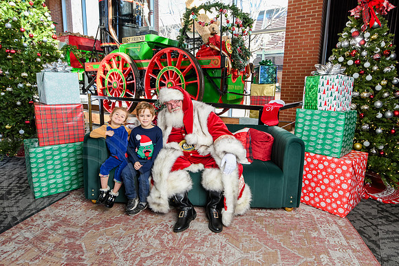 RKPhoto-2025-TheCharlestonSanta-Dec21-4939