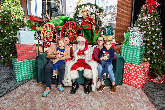 RKPhoto-2025-TheCharlestonSanta-Dec21-4940