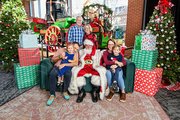 RKPhoto-2025-TheCharlestonSanta-Dec21-4942
