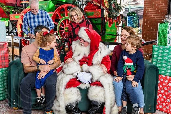 RKPhoto-2025-TheCharlestonSanta-Dec21-4943