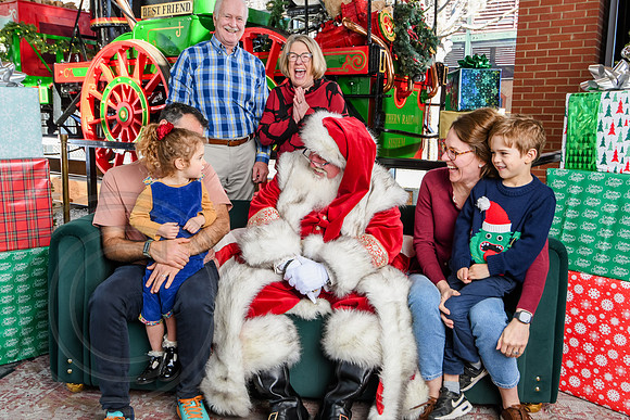 RKPhoto-2025-TheCharlestonSanta-Dec21-4944