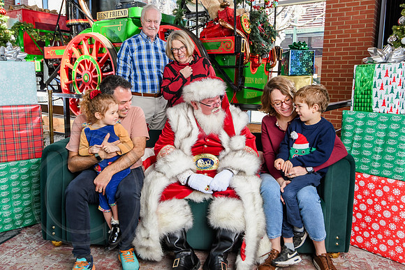 RKPhoto-2025-TheCharlestonSanta-Dec21-4947