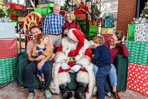 RKPhoto-2025-TheCharlestonSanta-Dec21-4948