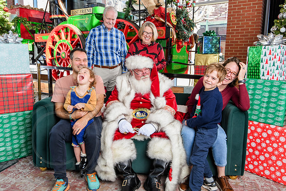 RKPhoto-2025-TheCharlestonSanta-Dec21-4949