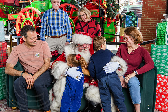 RKPhoto-2025-TheCharlestonSanta-Dec21-4950