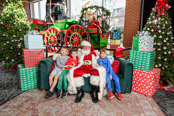 RKPhoto-2025-TheCharlestonSanta-Dec21-4951