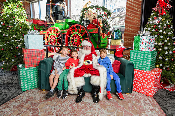 RKPhoto-2025-TheCharlestonSanta-Dec21-4952