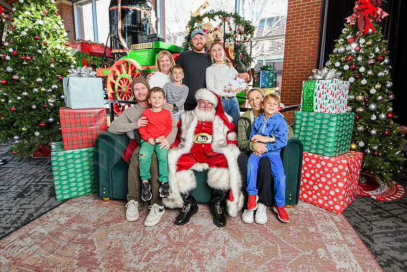RKPhoto-2025-TheCharlestonSanta-Dec21-4955