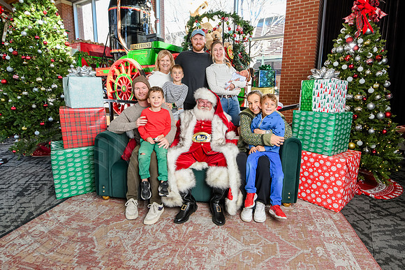 RKPhoto-2025-TheCharlestonSanta-Dec21-4956