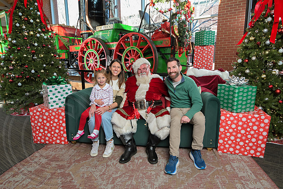 The Charleston Santa 2024-Dec22-3970