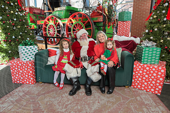 The Charleston Santa 2024-Dec22-3908