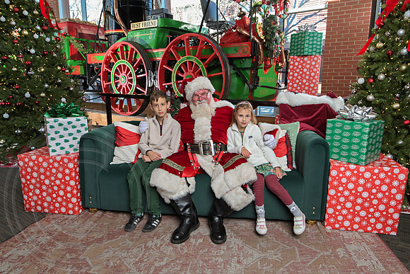 The Charleston Santa 2024-Dec22-4041