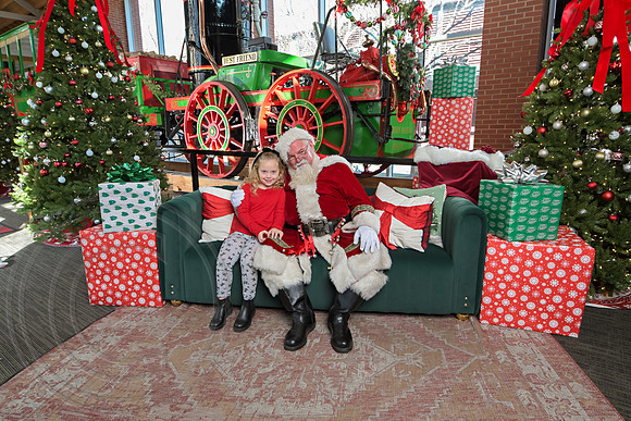 The Charleston Santa 2024-Dec22-3865