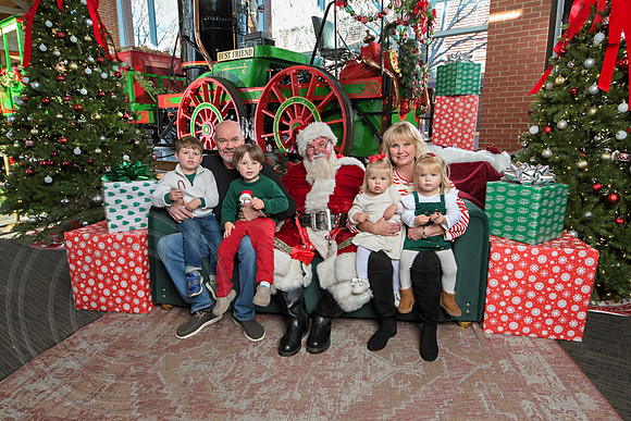 The Charleston Santa 2024-Dec22-4066