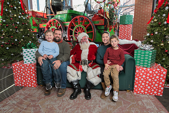 The Charleston Santa 2024-Dec22-4000