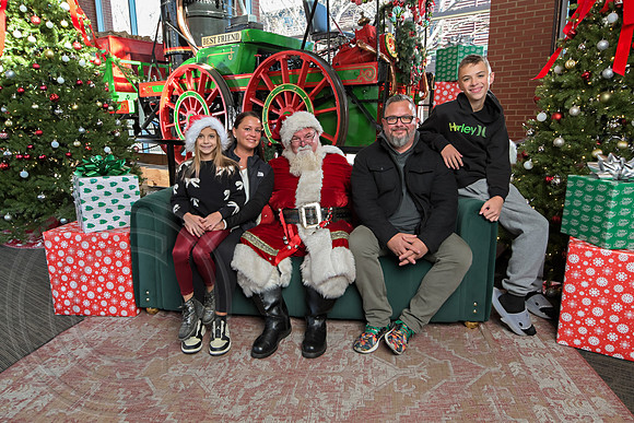 The Charleston Santa 2024-Dec22-3747