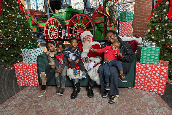 The Charleston Santa 2024-Dec22-4110