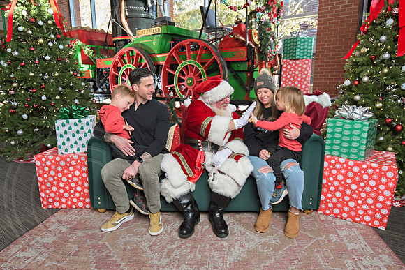 The Charleston Santa 2024-Dec1-0880