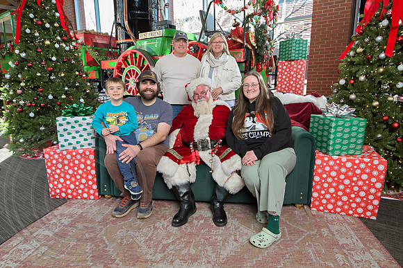The Charleston Santa 2024-Dec22-3860