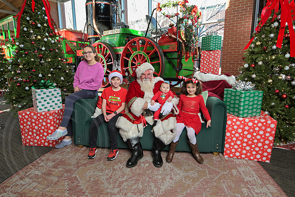 The Charleston Santa 2024-Dec22-3973
