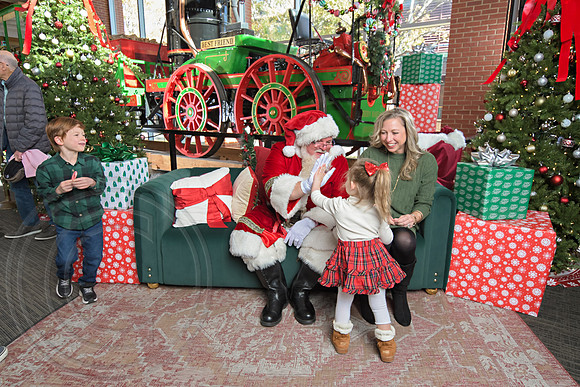 The Charleston Santa 2024-Nov30-0558