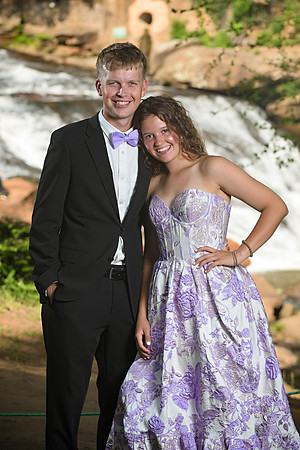 RKPhoto-2024-FallsPark-PromPics-16