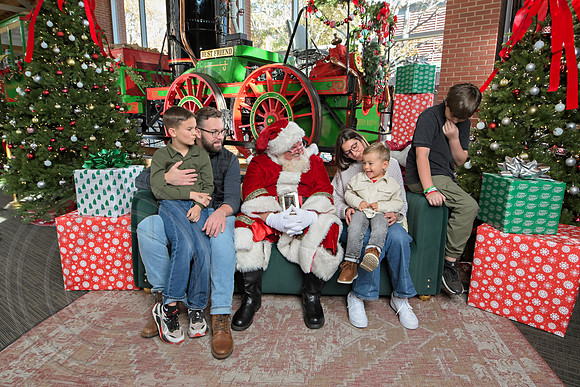 The Charleston Santa 2024-Dec7-1551