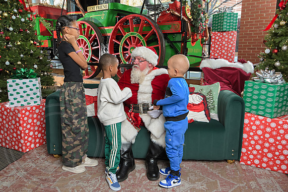 The Charleston Santa 2024-Dec14-2708